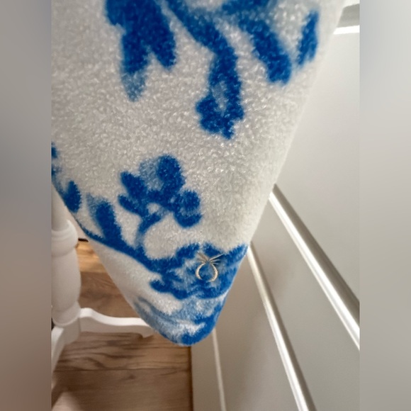 Dudley Stephens x Mestiza. Sheffield Island Pullover. Blue & White Floral. Med. - Picture 9 of 11